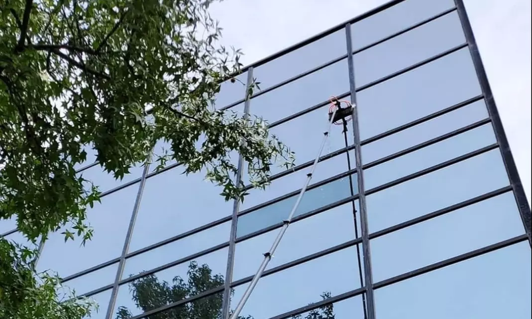 Professional Interior & Exterior Window Cleaning for Homes