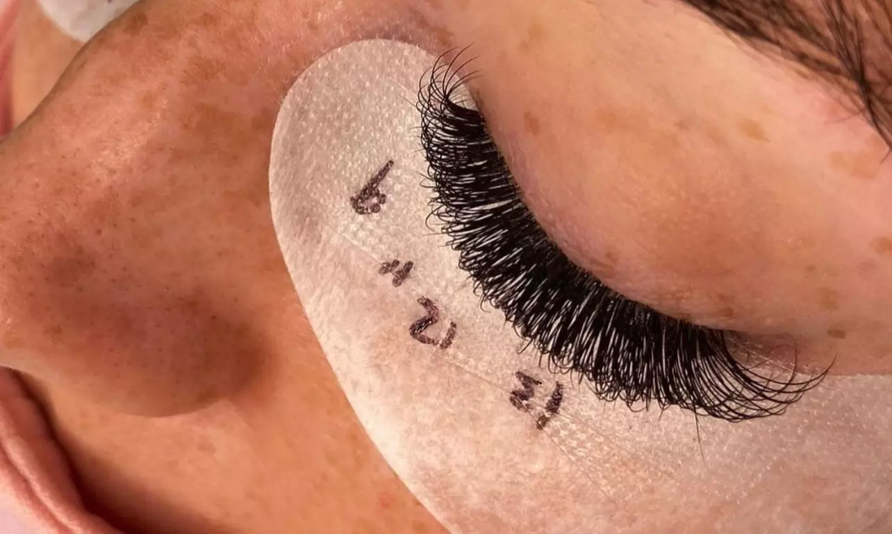 Up to 42% Off on Eyelash Extensions at Divinup brows & lash studio - Second Medium