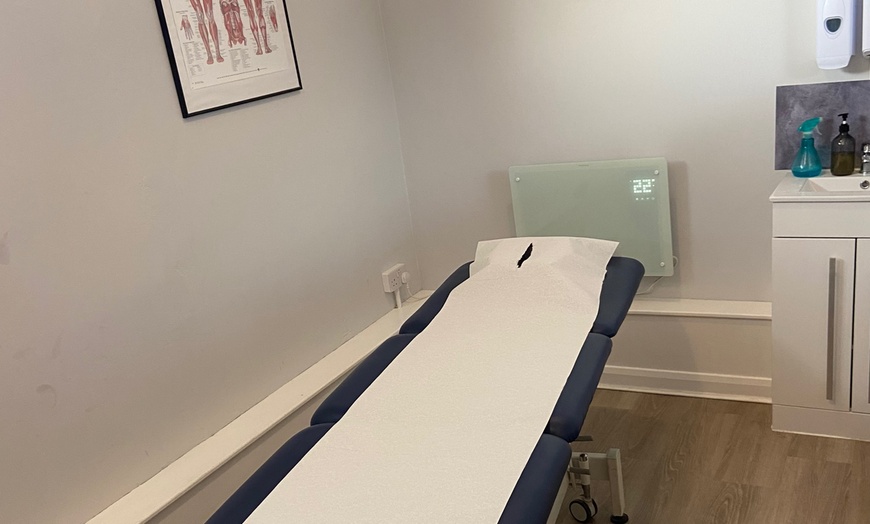 Image 2: Relax with 30/45/60 Min Sports Massage Sessions!