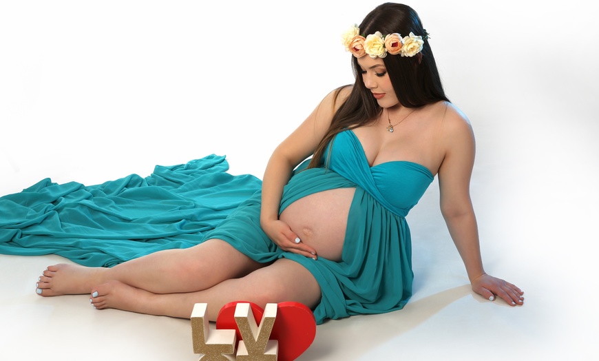 Image 10: Maternity photoshoot with an soft copies on USB
