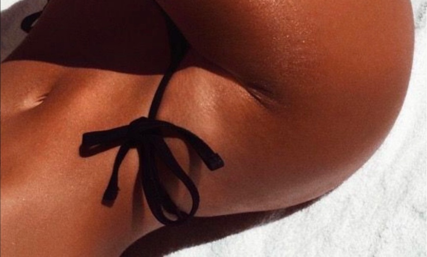 Image 1: Glow Naturally: Flawless Airbrush Spray-Tans for Radiant Skin!