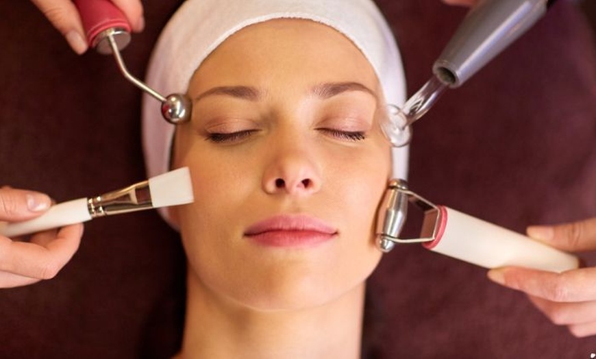 Image 4: Experience the Magic of Luxury Hydra Facial with a 6-Step Deep Cleanse