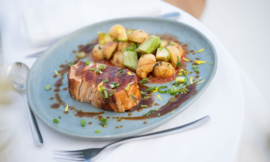 Image 8: Entre saveurs et mélodies : la magie de Paris au fil de la Seine