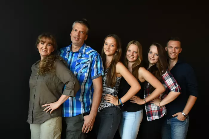 60 Min. oder 120 Min. Fotoshooting im Studio mit Thema nach Wahl für bis zu 5 Personen (bis zu 75% sparen) - Primary Image