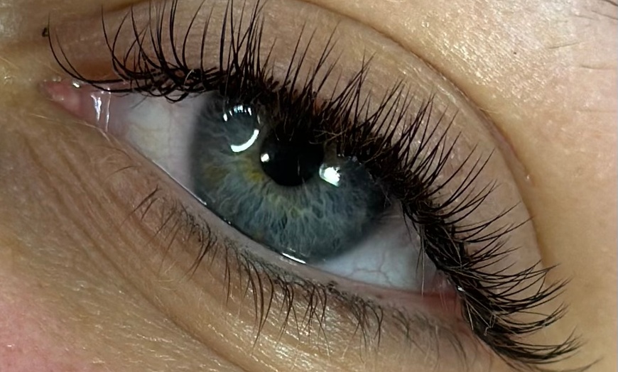 Image 3: Up to 37% Off on Eyelash Extensions at EsthiNicole
