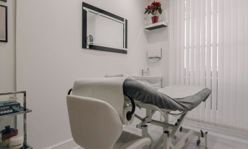 Image 5: Up to 83% Off on Facial - HydraFacial at Aesthetics London Academy