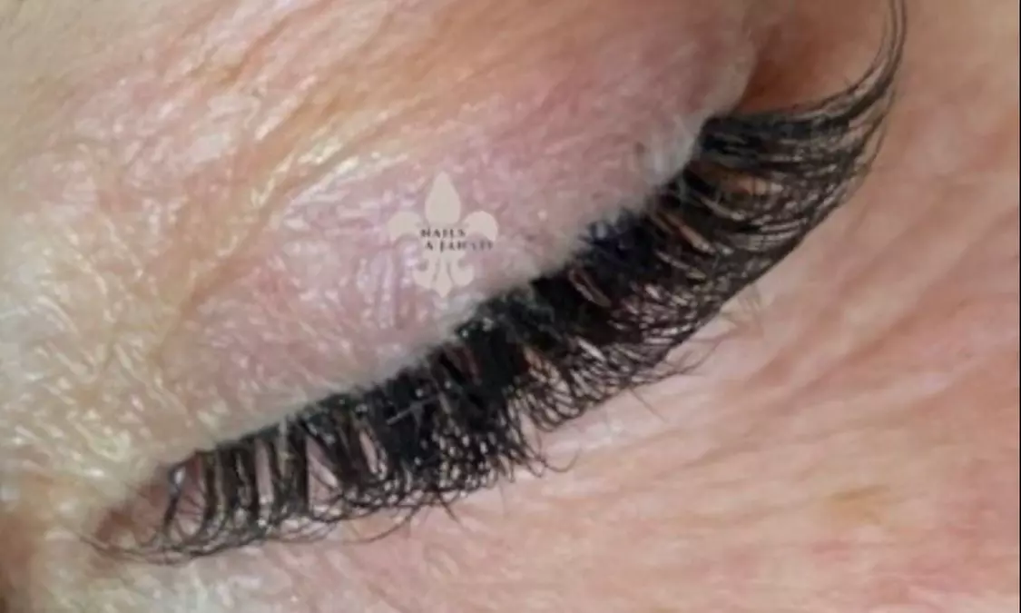 Sesión de extensiones de pestañas con opción a retoque