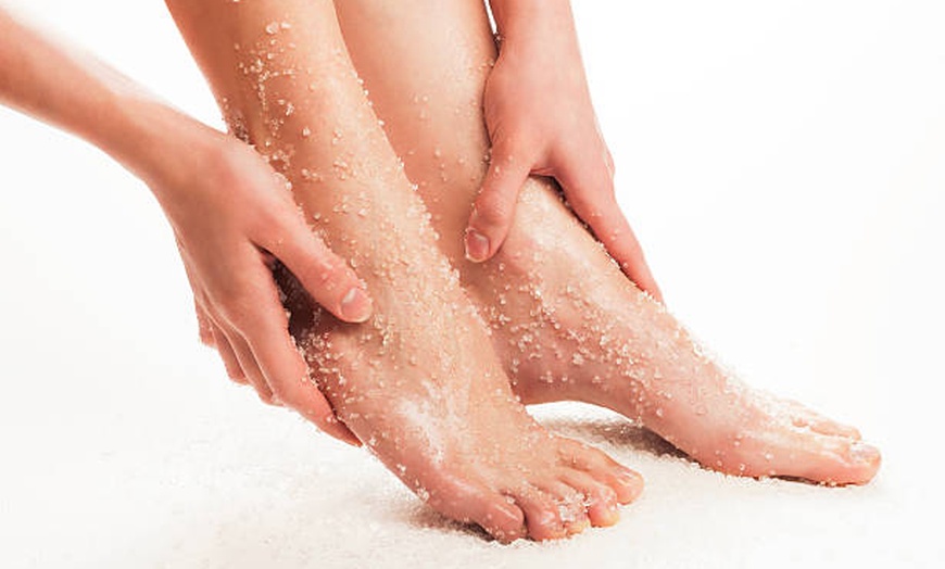 Image 2: Pause beauté et détente avec exfoliation des pieds et modelage dos
