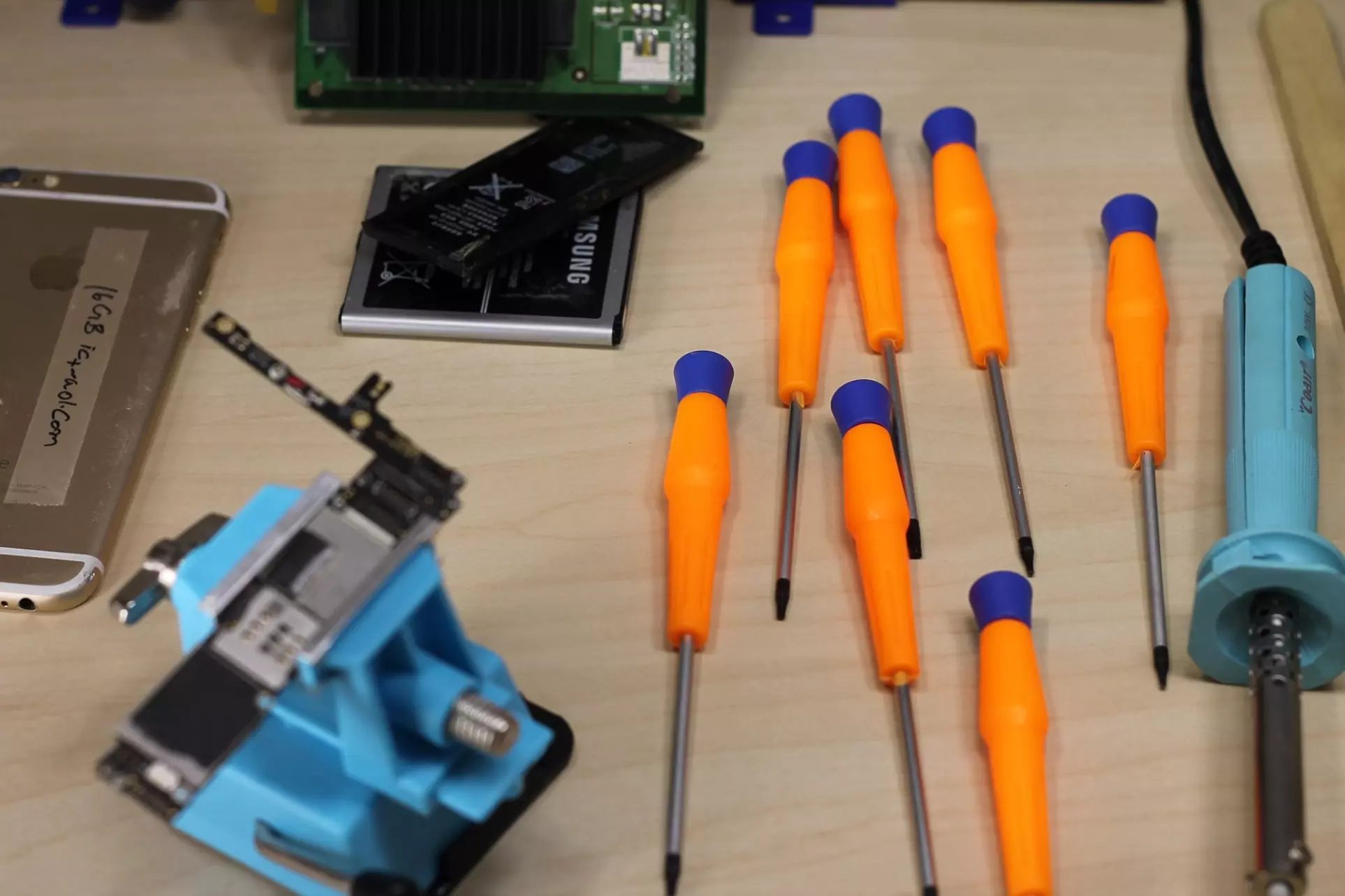 Up to 49% Off on Mobile Phone / Smartphone Repair at Egeek Pro - Second Medium