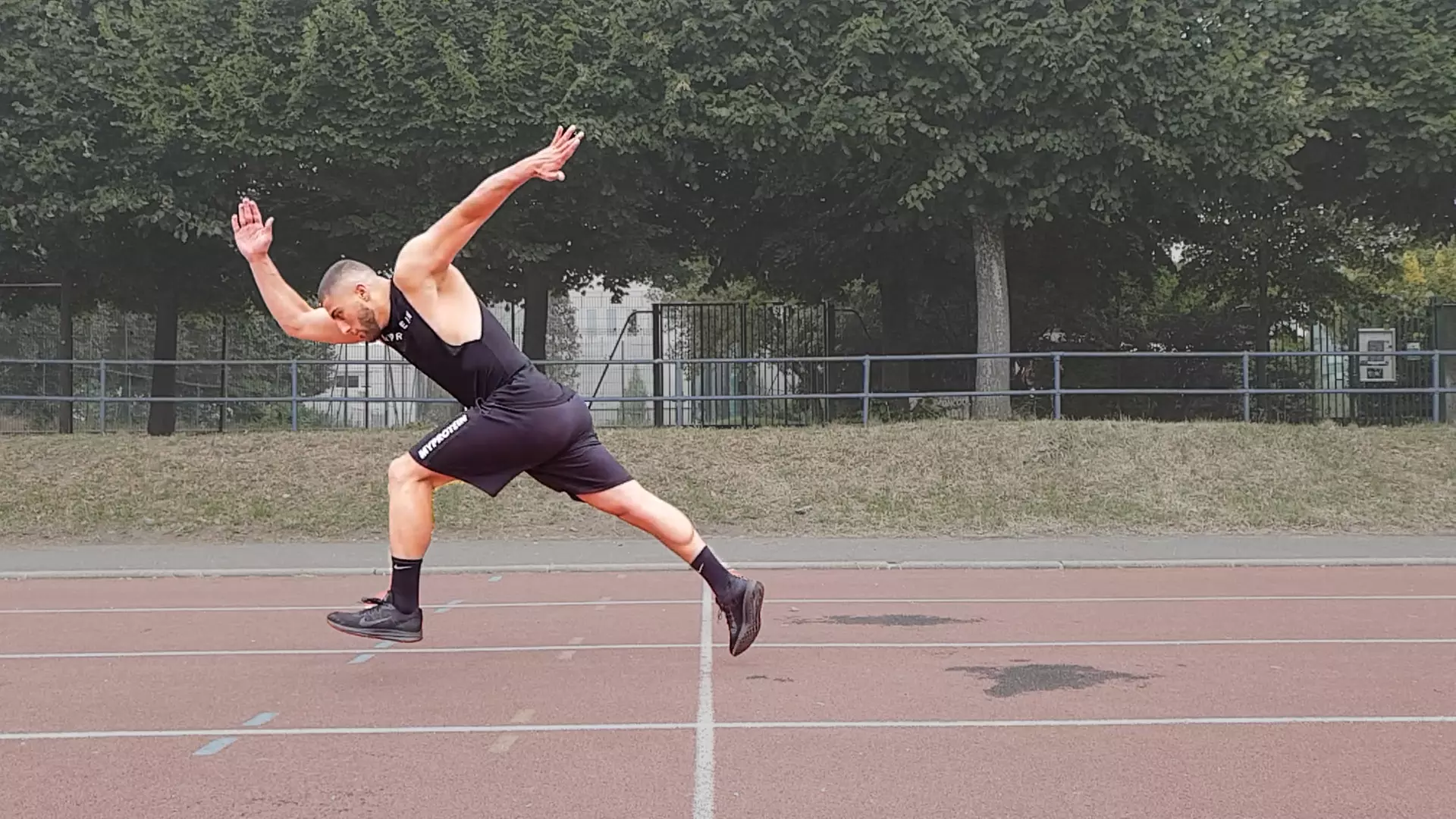 1 séance d'1h de coaching sportif à domicile en extérieur personnalisé pour 1, 2 ou 3 personnes chez Ozfit - Primary Image