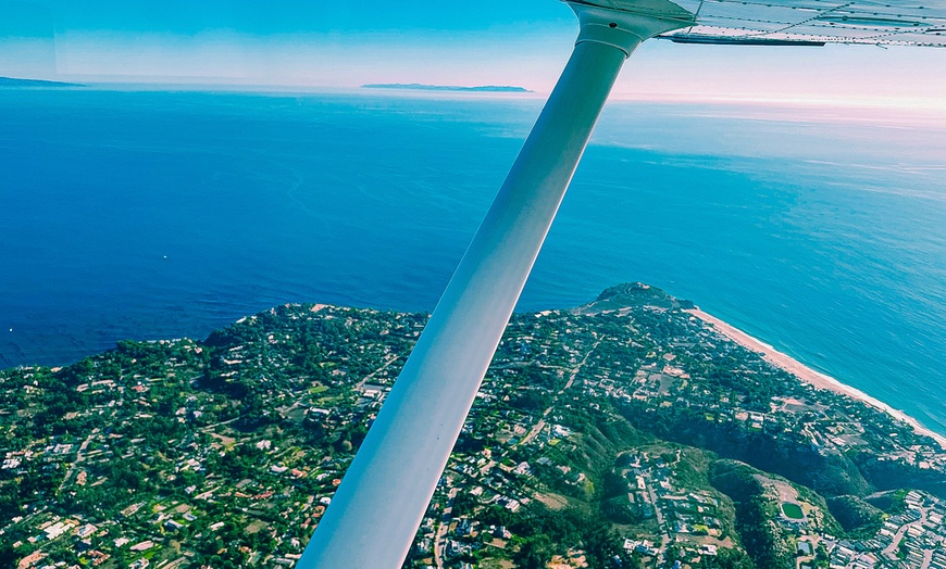 Image 2: LA Scenic Flight Tour – Night (40 Min) or Day Beach (60 Min)