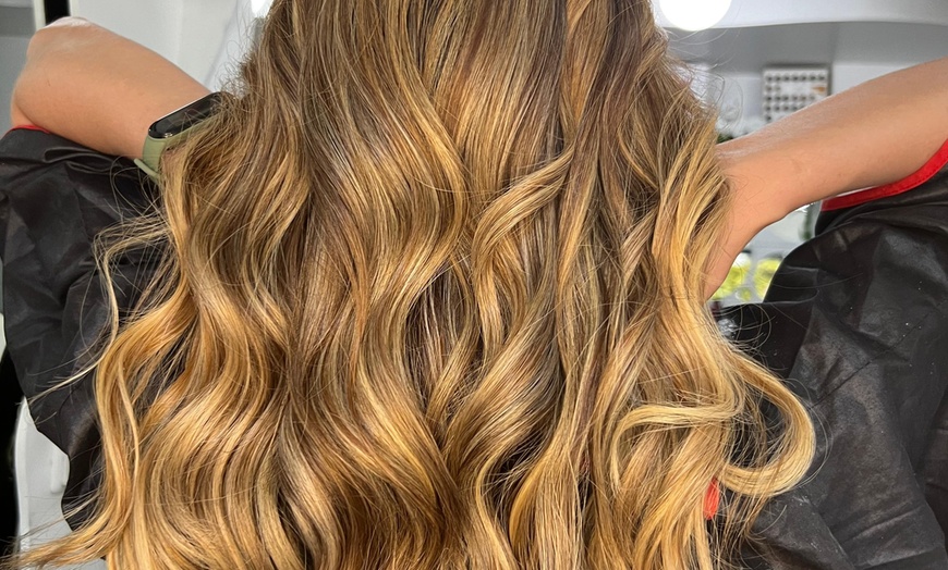 Image 7: Retoque de mechas o balayage con diagnóstico y tratamiento capilar