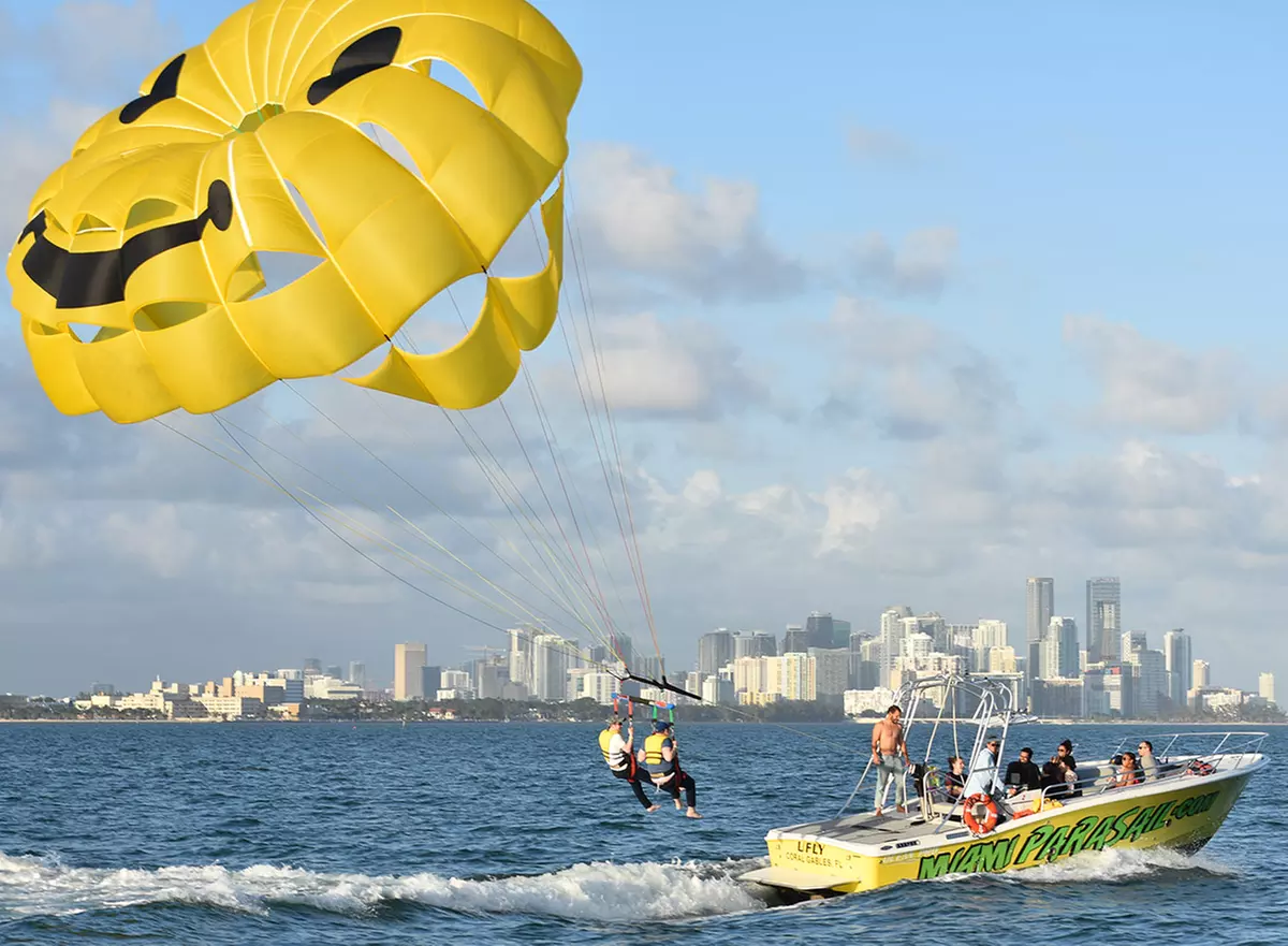 Enjoy Parasailing and Speedboating Adventure 