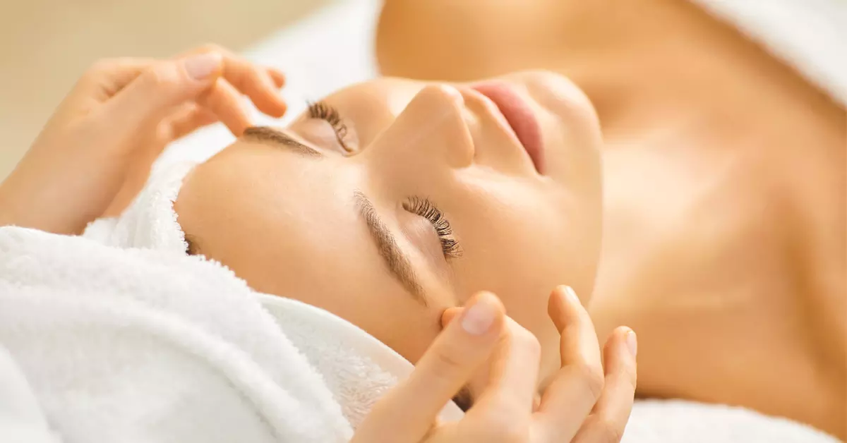 Liftingujący masaż twarzy, szyi i dekoltu Reface Laitlift z pielęgnacją – wybierz 1 lub 4 zabiegi (do -40%) - Primary Image