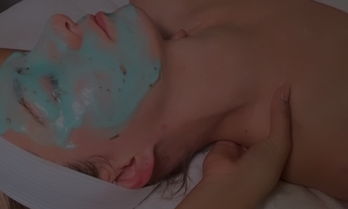 Experience Glow with Deep Cleaning Facial & Dermaplaning
