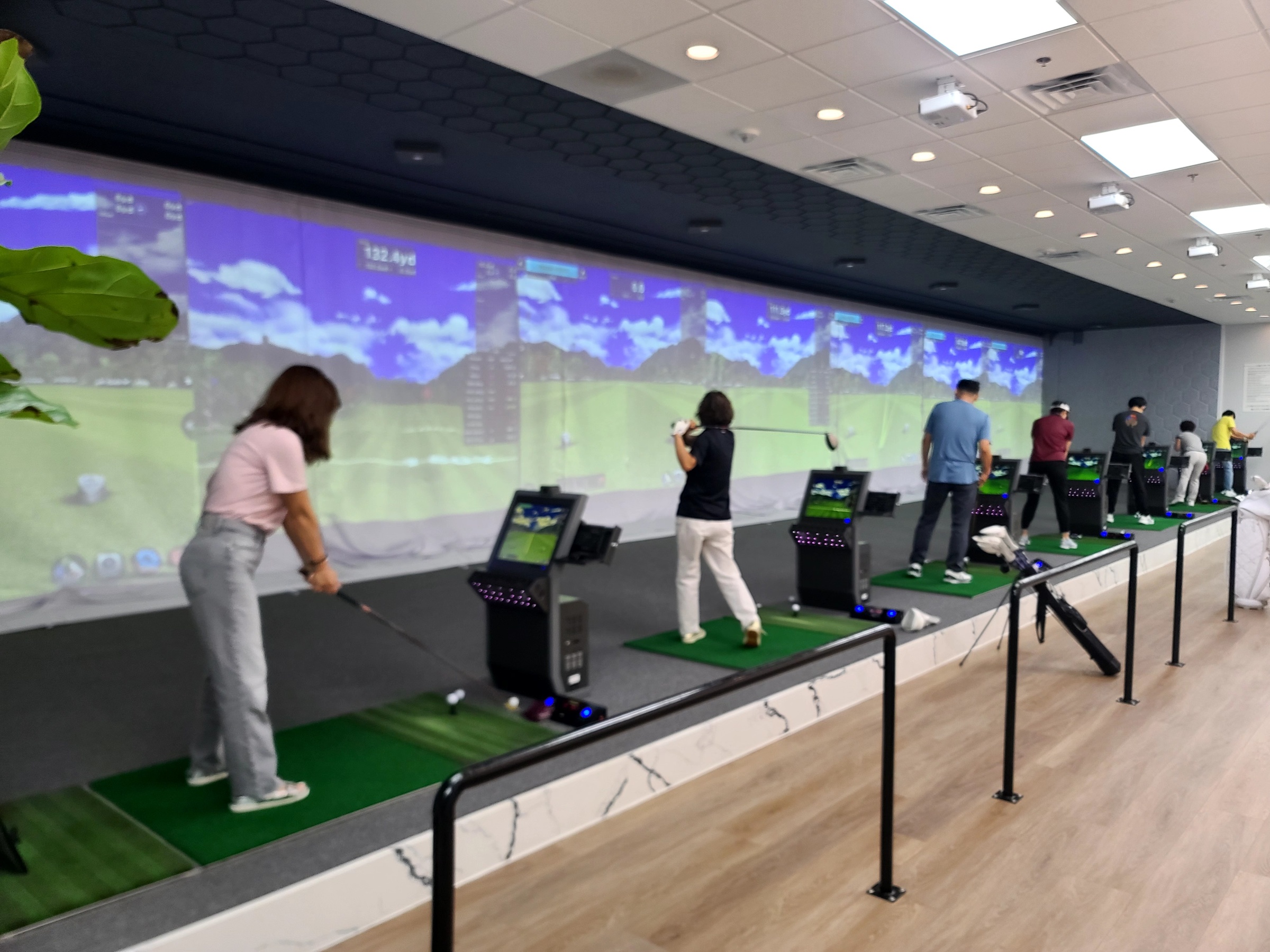 Improve Your Skills at the Indoor Screen Golf Practicing Bay