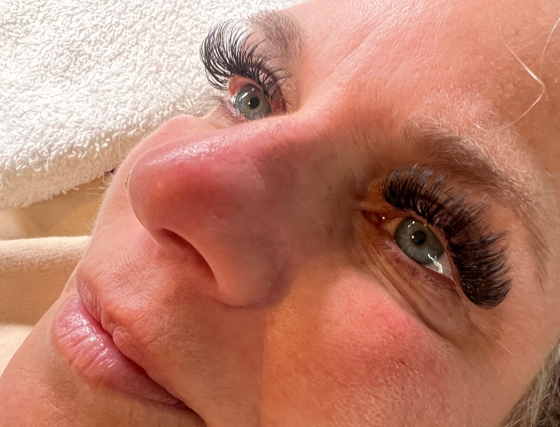 Explore Skin Source's Classic Full Set Eyelash Extensions and European Facial options with up to 59% off - Second Medium