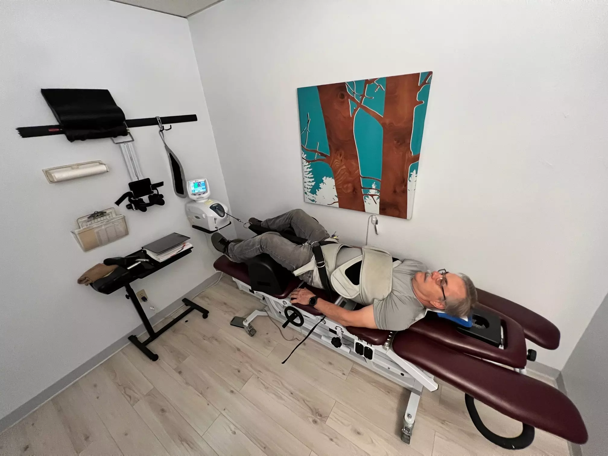 Right Health Clinic offers spinal decompression with one or two treatments included, saving you up to 50% - Primary Image