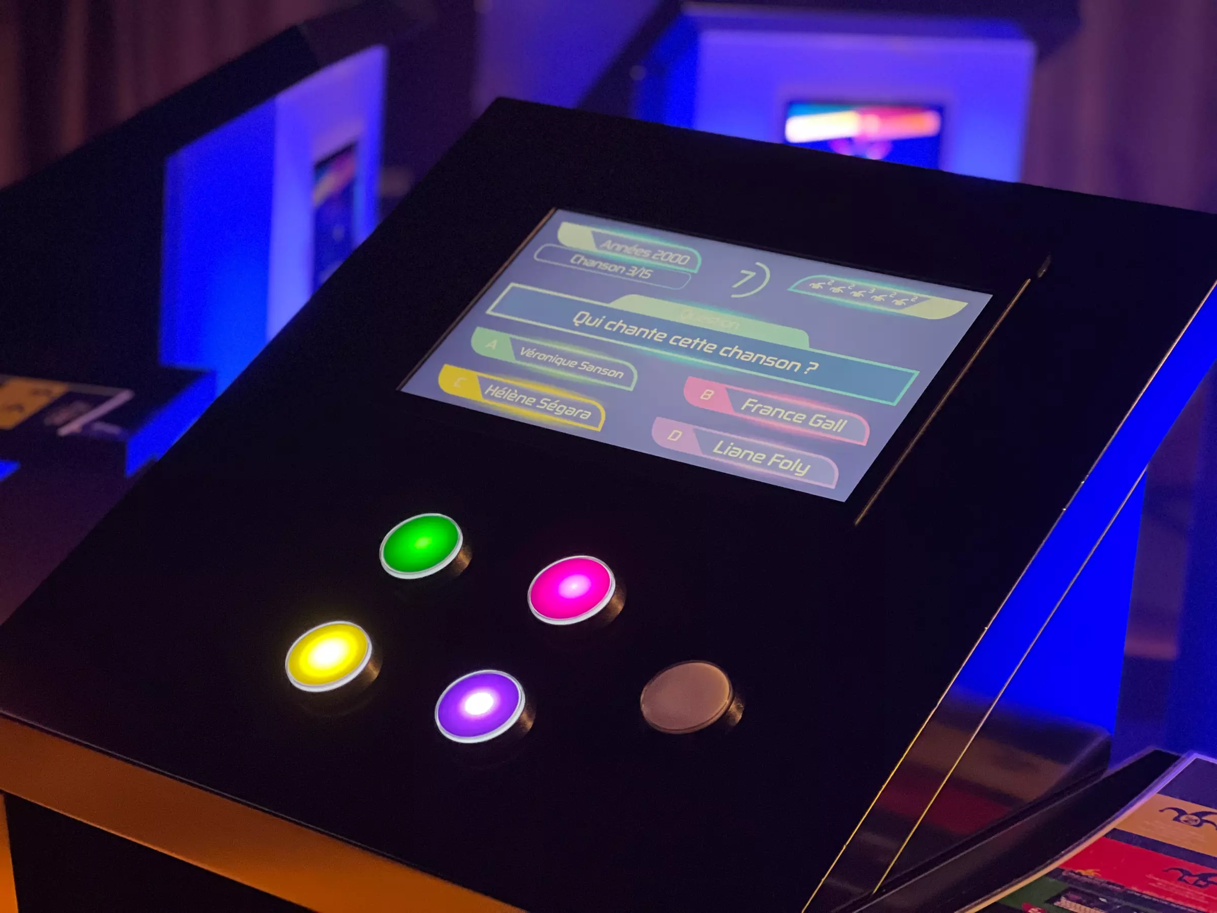 Quiz musical immersif : défiez vos proches sur un plateau télé !