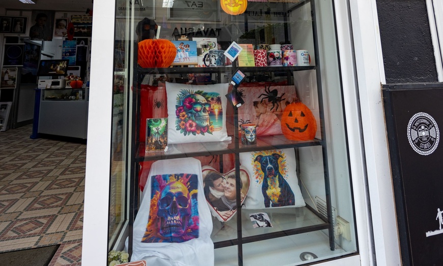 Image 3: Sesión de fotos de temática navideña para grupos con atrezzo incluido