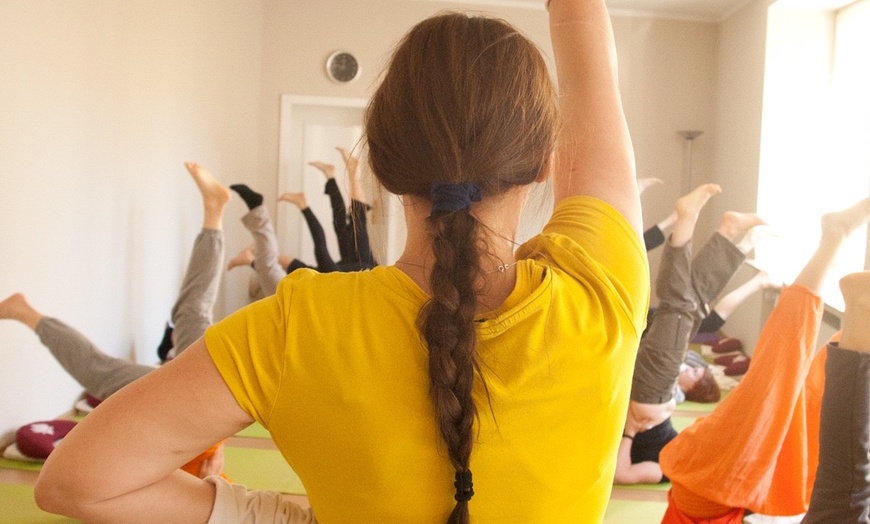 Image 2: Bis zu 77% Rabatt auf den Yoga bei Yoga Vidya Dortmund