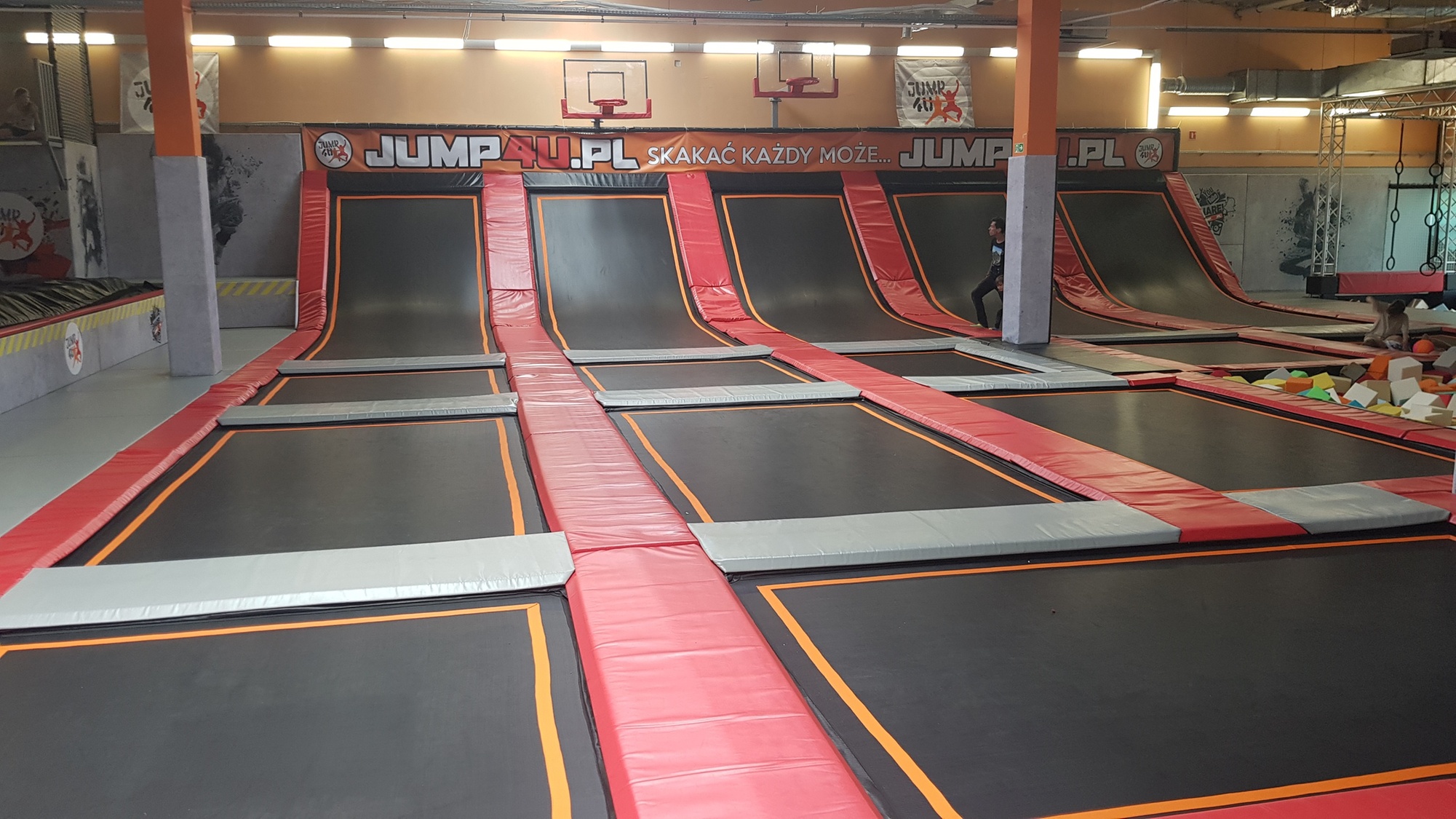 Godzinne wejście do parku trampolin dla 1 osoby lub dla dwojga