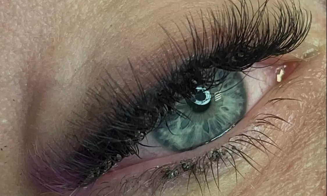 Sesión de extensiones de pestañas con opción a retoque