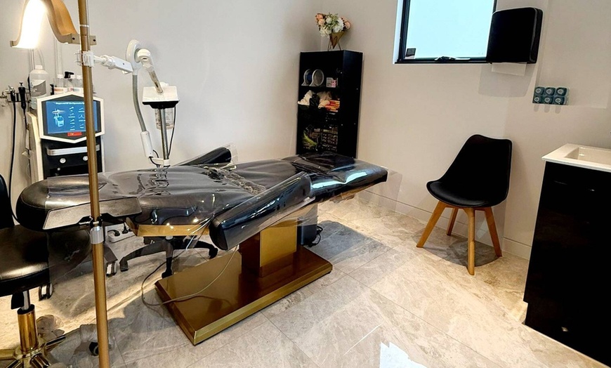 Image 3: Japanese Head Spa w/ Hot Stone Massage, LED Therapy, Steaming and More