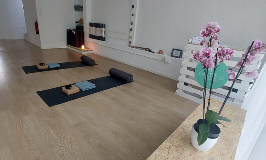 Image 2: Hasta 33% de descuento en Clase de yoga en Vaires Yoga Estudio