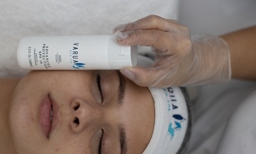 Image 1: Refresh With a 60-Minute Deep Facial Cleansing or Anti Aging Facial