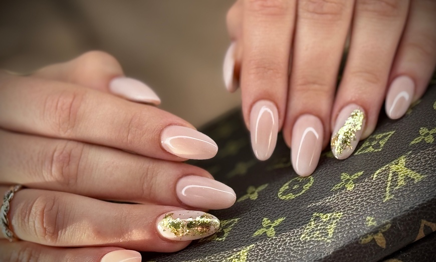 Image 3: Up to 43% Off on Mani-Pedi - Shellac / No-Chip / Gel at Aurora