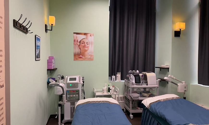 Image 7: One 60 or 90-Minute Couples Massage Experience