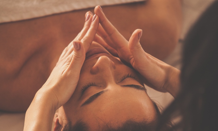 Image 2: Massage du visage pour une peau éclatante et un esprit apaisé