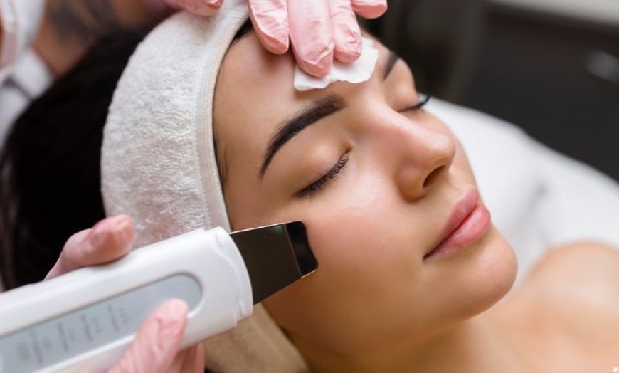 Image 3: Experience the Magic of Luxury Hydra Facial with a 6-Step Deep Cleanse