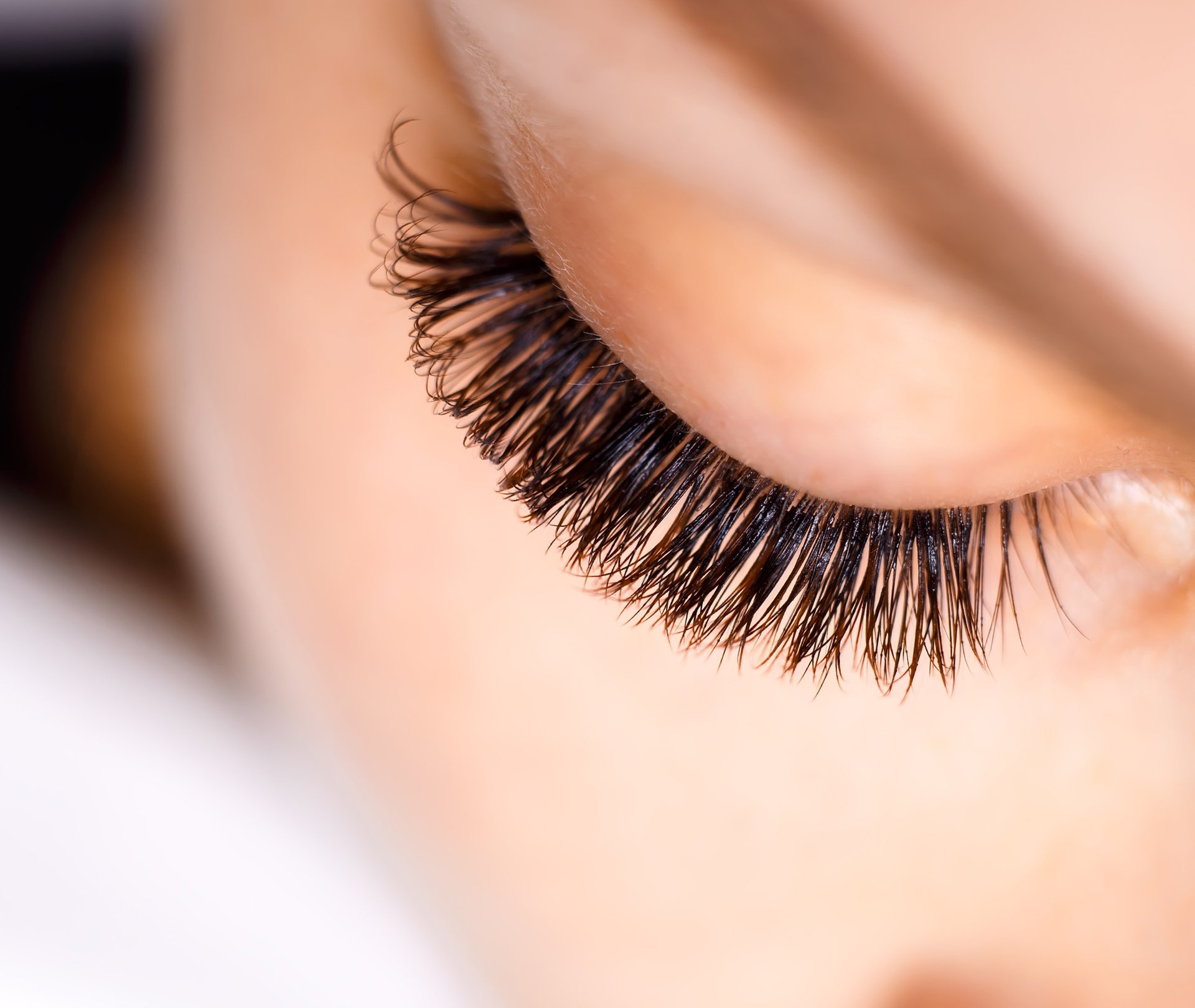 Transform Your Look with Classic and Hybrid Eyelash Extensions