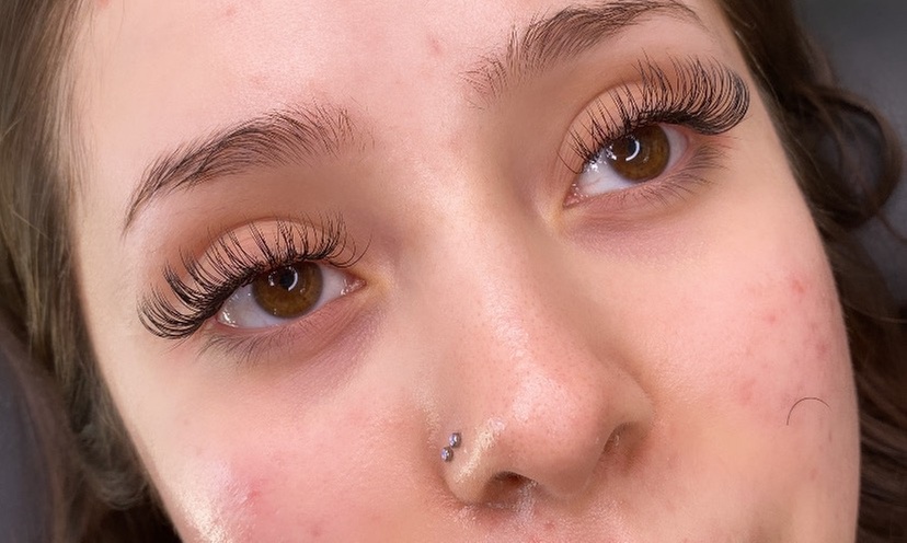 Full Set Classic or Hybrid Eyelash Extensions for a Glam Look