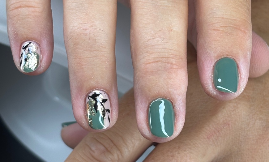 Image 5: Pose gel, vernis semi-permanent ou sur ongles naturels chez MStudio
