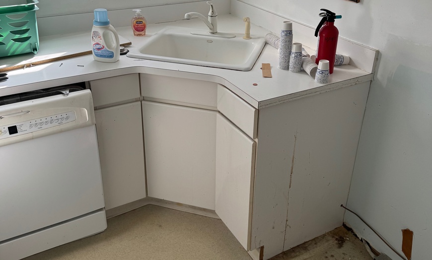 Image 12: Quick and Reliable with 2 or 4 Hours of Standard Handyman Services