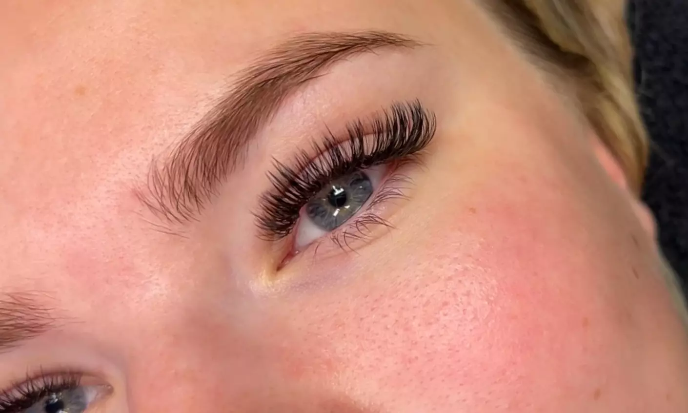 Discover Full Sets of Glam and Natural Lash Extensions