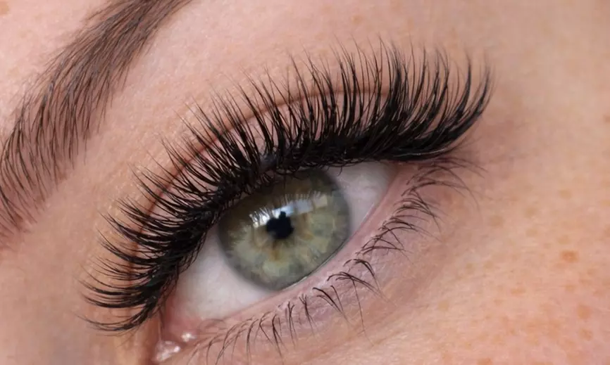 Wimpernverlängerung nach Wahl: Klassisch, Wispy oder Volumen