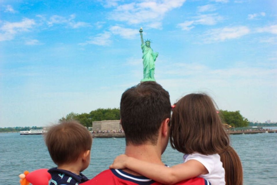 60-Min Statue of Liberty Express Boat Tour – Iconic Views of Manhattan