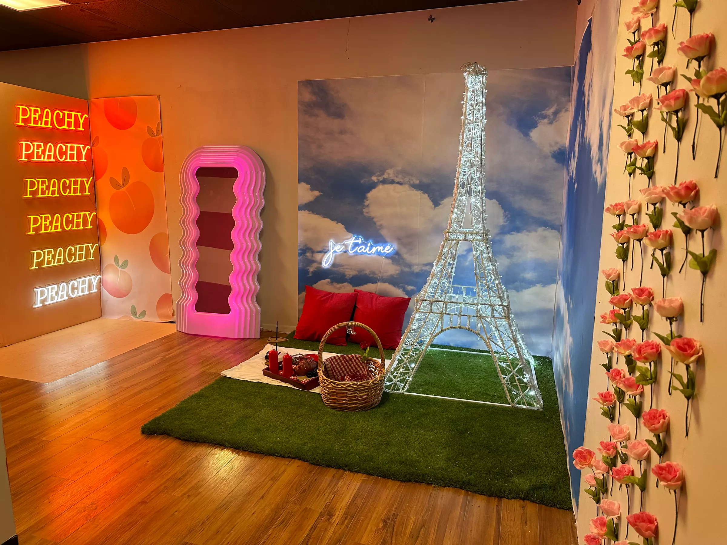 Up to 20% Off on Glamour Photography at Museum of Neon Lights - Second Medium