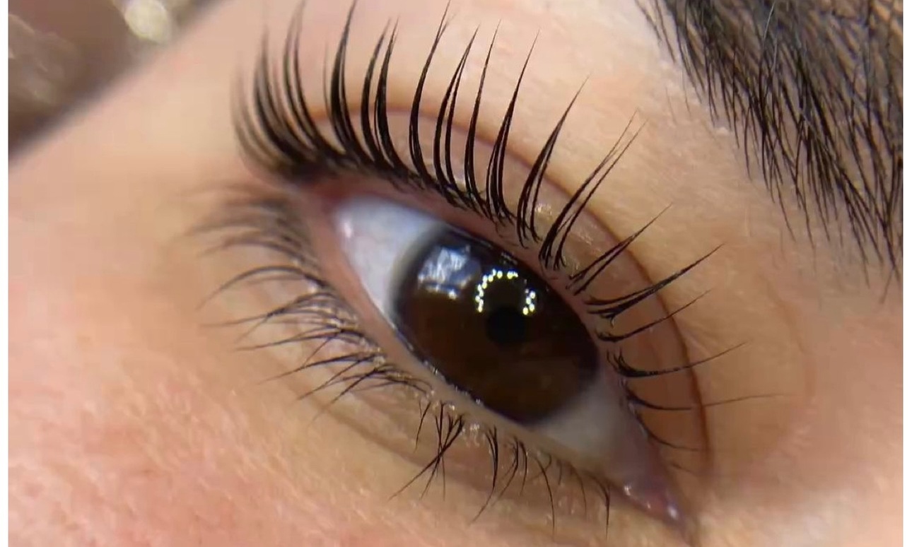 Transform Your Look: Classic Lashes, Lash Lift, or Brow Lamination!