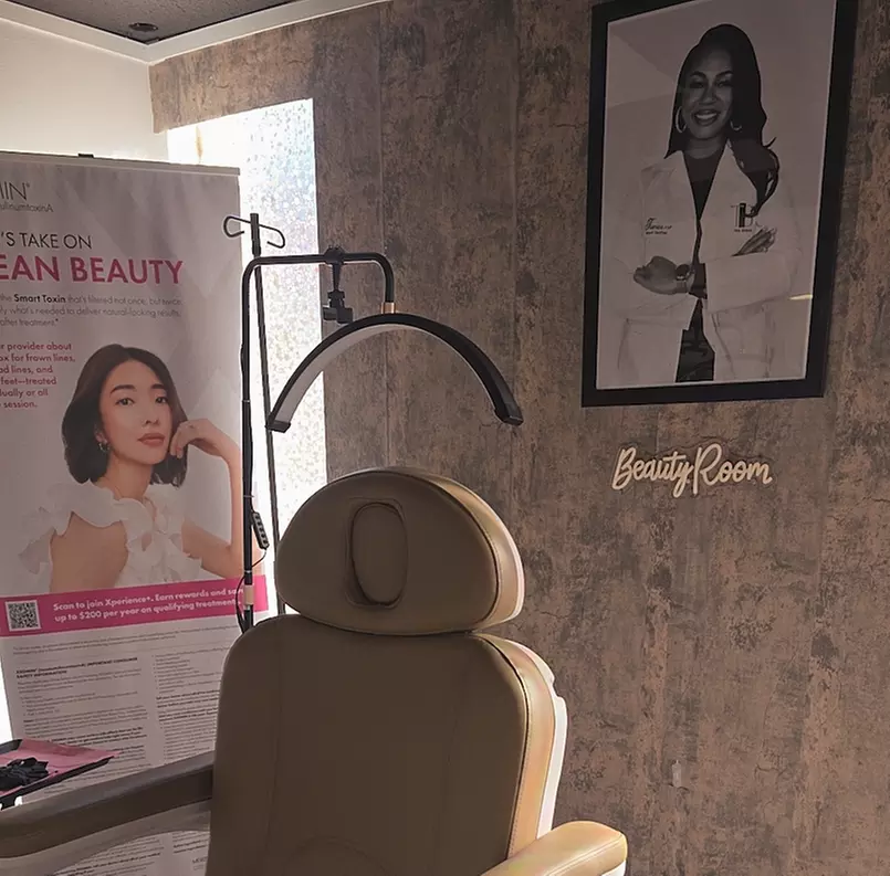 Get Collagen Facial Treatment / 1, 2, or 3 Hydrafacial Sessions