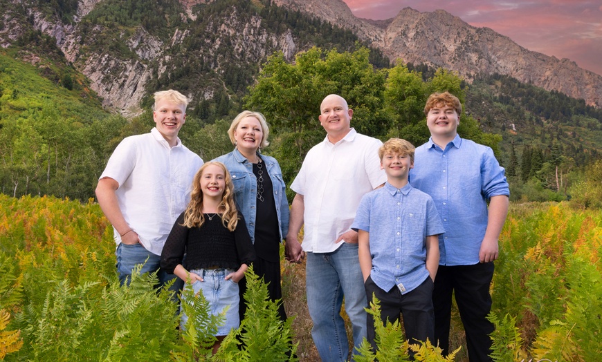 Image 3: Family Portrait Session with 8x10 Retouched Master Print