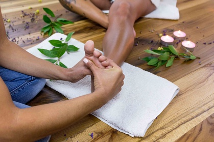 Fino al 60% di sconto su Massaggio - Riflessologia - Piedi da Anita Zambelli - riflessologia
