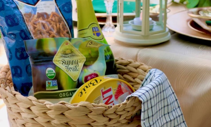 Image 2: Central Park Picnic Experience with Custom Themes!