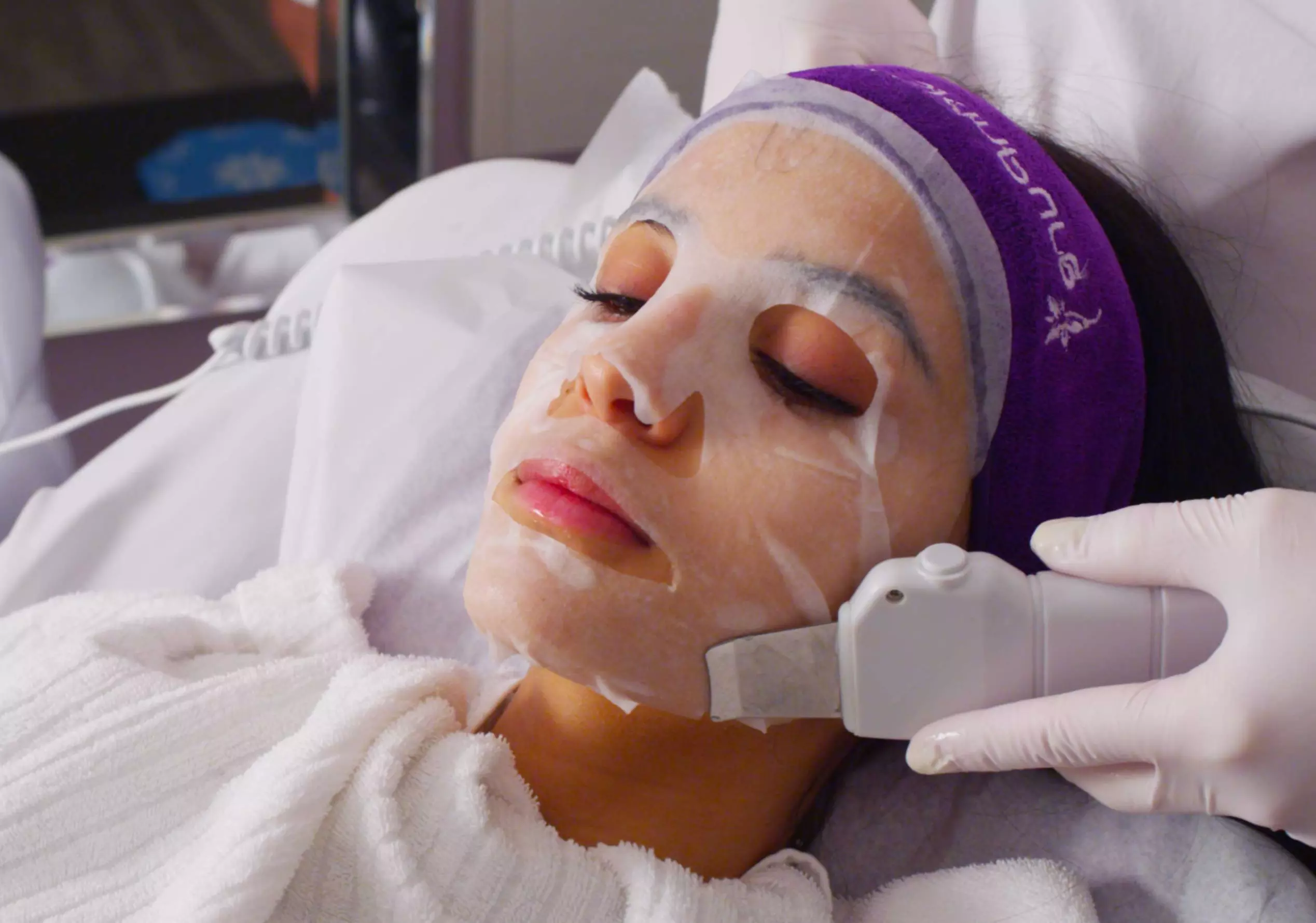 Up to 40% Off on HydraFacial at iskinPure Clinic - Primary Image
