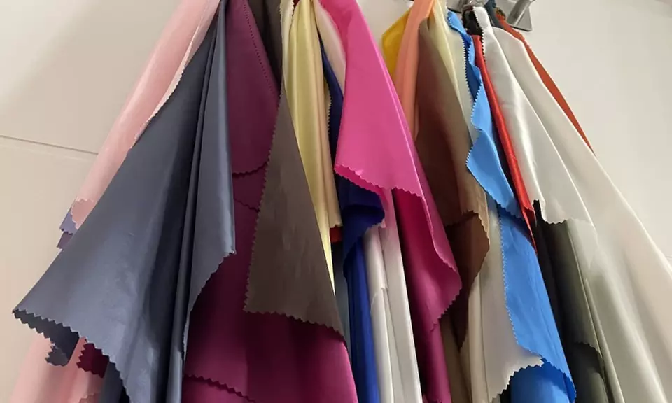 Entdecke deine Farben mit Farbtypberatung optional mit Styling für 1 Person - Second Medium