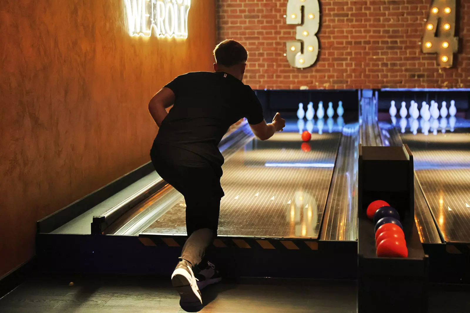 One Hour Bowling with Pizzas